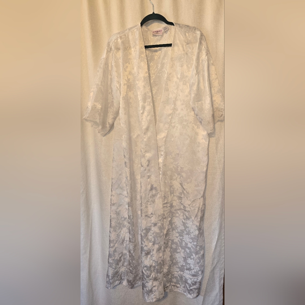 Vintage White Satin Robe with Luxurious Sheen Floral detail Lace on sleeve - Picture 2 of 5